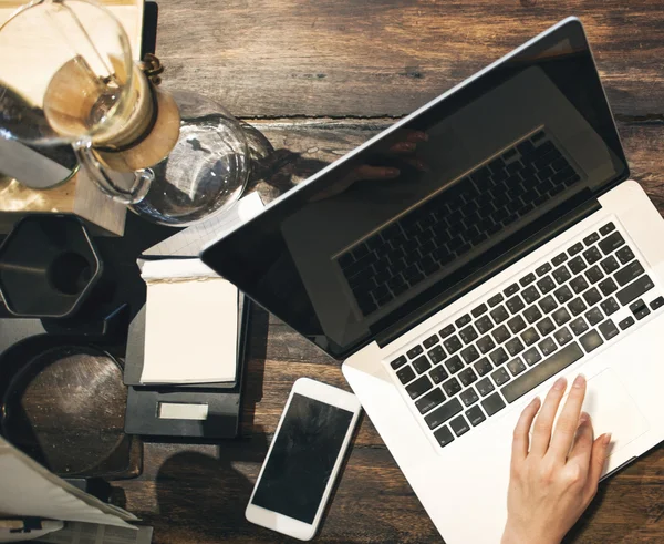 Mulher trabalhando com notebook — Fotografia de Stock