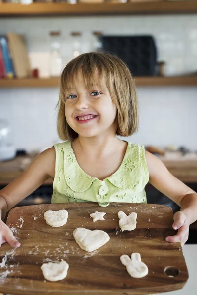 Roztomilá dívka, aby soubory cookie — Stock fotografie