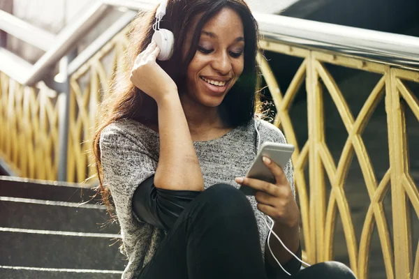 Frau hört Musik über Kopfhörer — Stockfoto