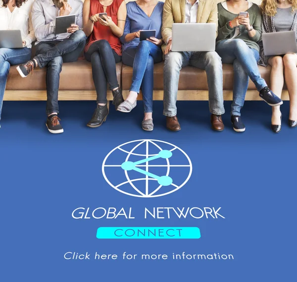 Menschen sitzen mit Geräten und globalem Netzwerk — Stockfoto