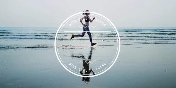 Femme jogging sur la plage — Photo