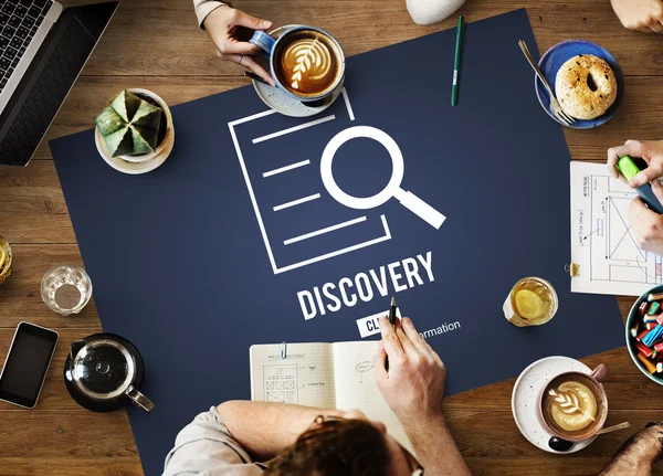 Tisch mit Plakat mit Entdeckungskonzept — Stockfoto
