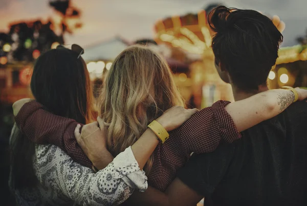 Amigos se divierten en Parque de Atracciones —  Fotos de Stock