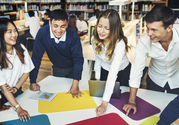 Grupo de diversidade de estudantes — Fotografia de Stock