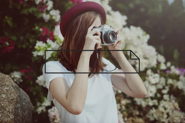 Chica haciendo foto en la cámara — Foto de Stock