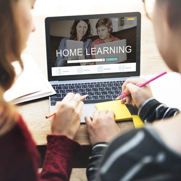 Meninas estudando com laptop — Fotografia de Stock