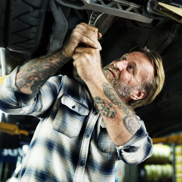Автомеханик по ремонту автомобилей — стоковое фото