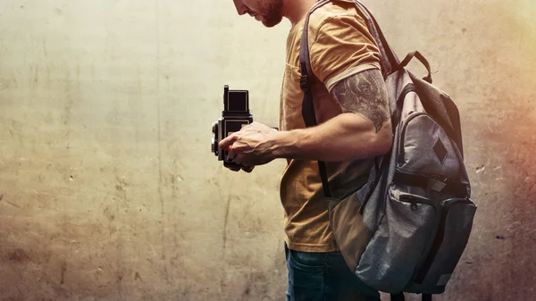 Fotógrafo con cámara cerca de la pared — Foto de Stock