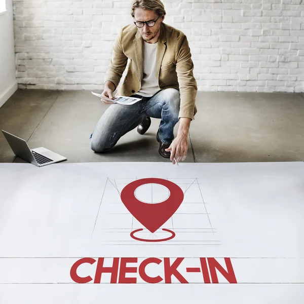 Geschäftsmann arbeitet mit Check-in — Stockfoto