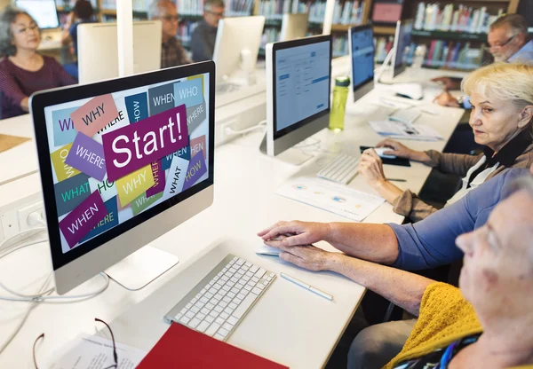 Senyor pessoas em classe de computador — Fotografia de Stock