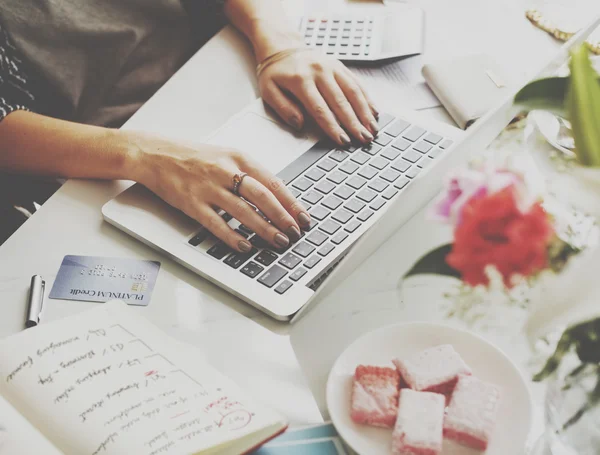 Laptop e concetto di spazio di lavoro — Foto Stock