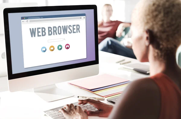 Empresária trabalhando no computador com Web Browser — Fotografia de Stock