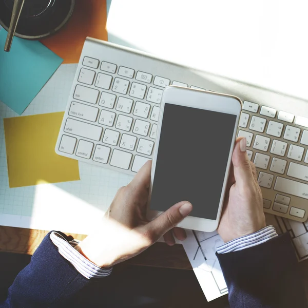 Mann hält Smartphone in der Hand — Stockfoto