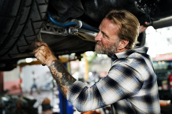 Araba tamircisi otomobil tamiri — Stok fotoğraf