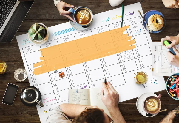Tisch mit Poster mit Kalenderkonzept — Stockfoto