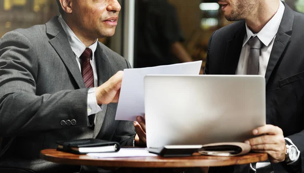 Empresários Discutir questões de trabalho — Fotografia de Stock