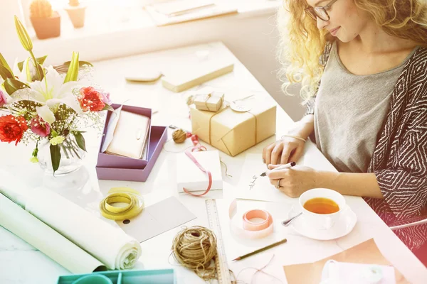 Concepto de tarjeta de escritura de mujer —  Fotos de Stock