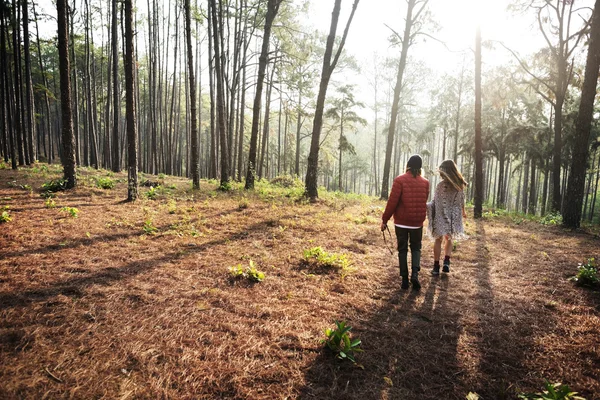 Par promenader tillsammans i skogen — Stockfoto