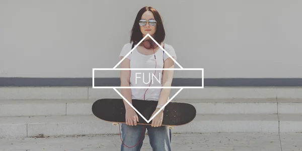 Frau steht mit Skateboard — Stockfoto