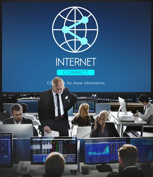 Werknemers van het bedrijf en internet — Stockfoto