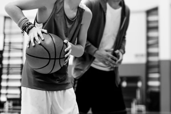 Sportler lehrt Jungen Basketball spielen — Stockfoto