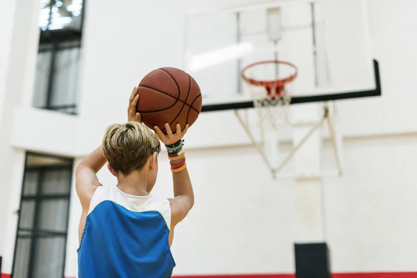 Basketbol oynayan çocuk — Stok fotoğraf