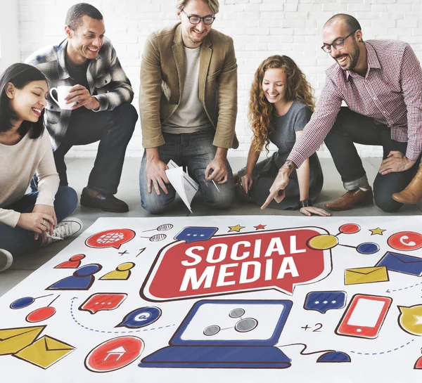 Designer che lavorano con poster e social media — Foto Stock