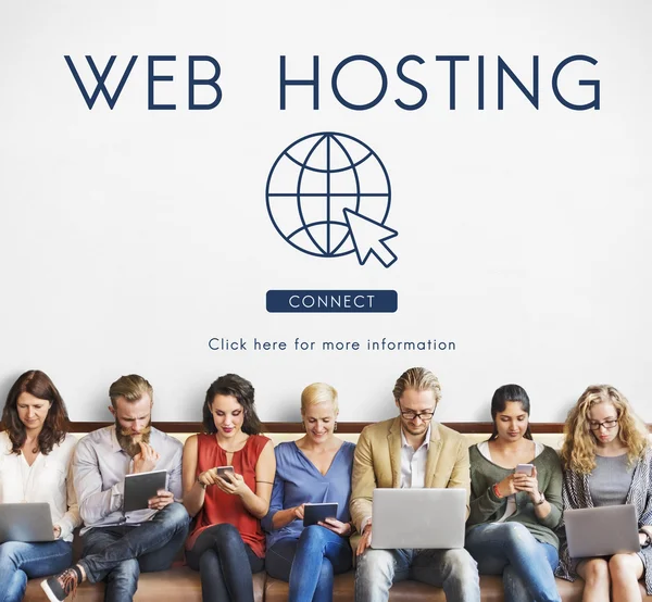 Lidé sedí u zařízení a Web Hosting — Stock fotografie