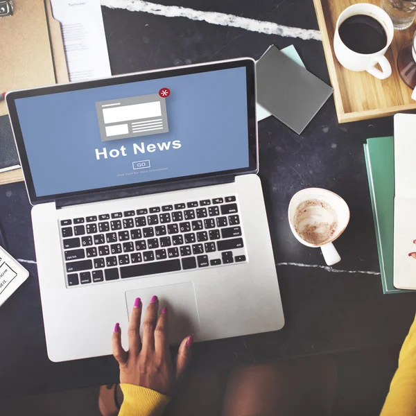 Laptop en Hot nieuws aankondiging Concept — Stockfoto