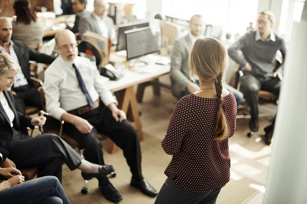 Affärsmän som arbetar på kontoret — Stockfoto