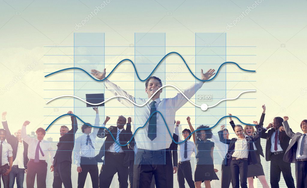 успех в бизнесе. довольный человек. команда на горе. на вершине успеха. человек на вершине горы.