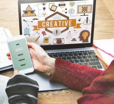 laptop ile çalışan kızlar