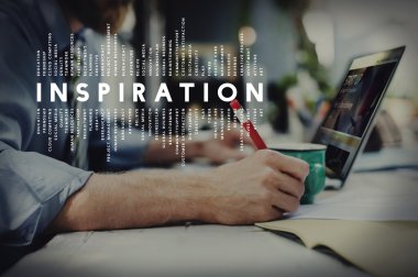 laptop ile çalışan kişi