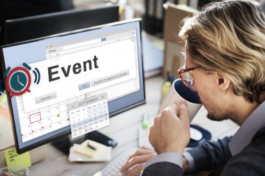 Bilgisayar klavyesinde yazan iş adamı