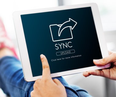 Dijital tablet elinde olan kişi