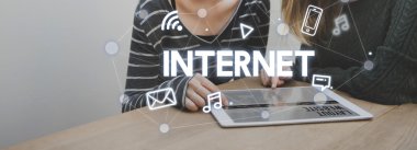 Tablet pc ile okuyan kız