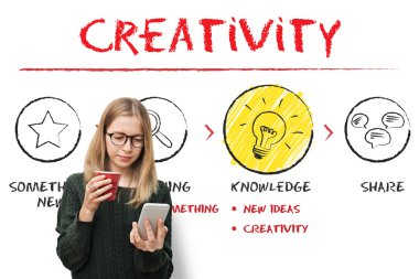 Elinde akıllı pone ile kız