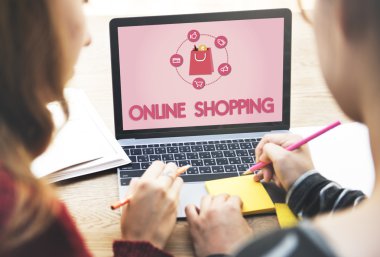 laptop ile çalışan kızlar