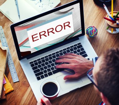 dizüstü bilgisayar kullanan adam