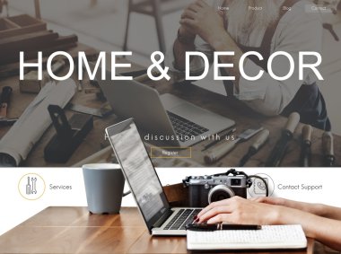 kadın kamera ve dizüstü bilgisayar ile