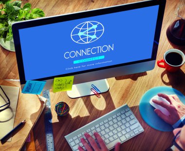 Bilgisayar kullanan adam 