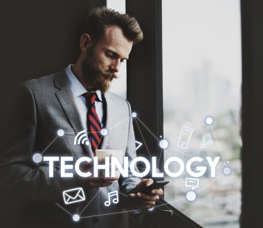 Kahve kupa ile yakışıklı adam