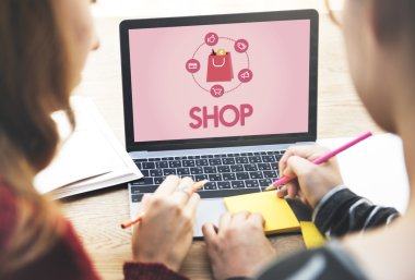 laptop ile çalışan kızlar