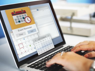 Dizüstü bilgisayarda yazı yazan kadın elleri