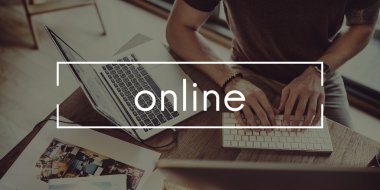 klavyede yazarak adam