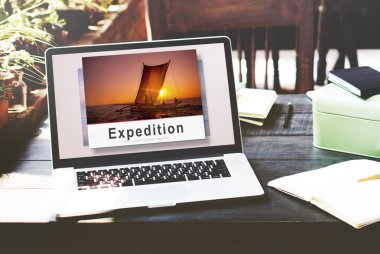 ahşap çalışma masa üstünde laptop