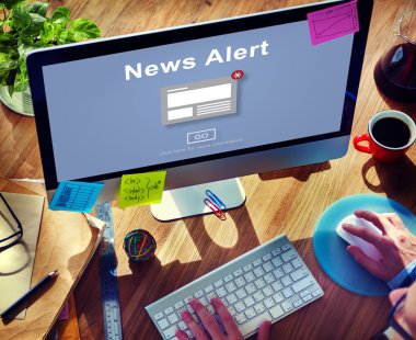 Bilgisayar kullanan adam 