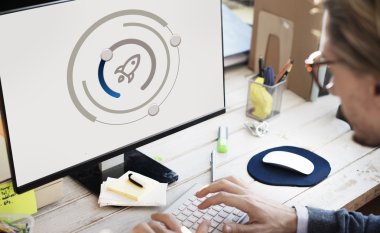 bilgisayarla çalışma iş adamı