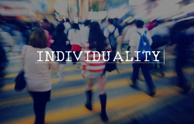 trafikte yürüyen insanlar