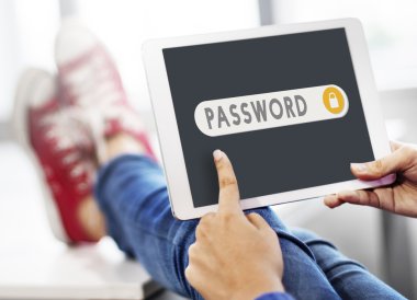 Dijital tablet elinde olan kişi